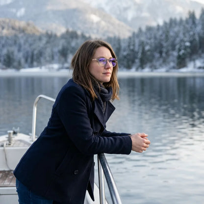 Lentes ópticos Octavia Transparente modelo en barco lago con bosque nevado Bonoboss #editorial_lifestyle1 #color_transparente