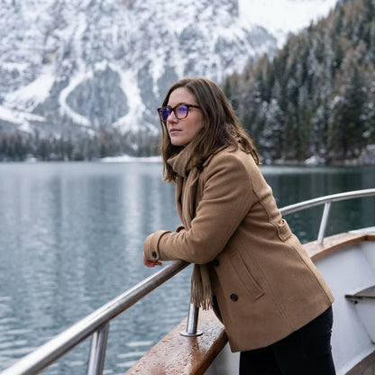 Lentes ópticos Oliver Carey modelo en barco lago con bosque nevado Bonoboss #editorial_lifestyle1 #color_carey