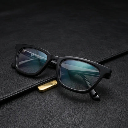 Vista frontal del modelo Oliver lentes con receta negro acabado clásico #color_negro