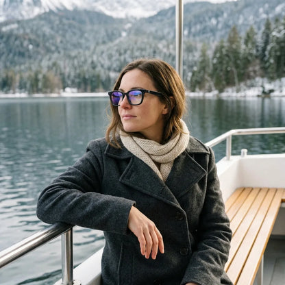 Lentes ópticos Oliver Negro modelo en barco lago con bosque nevado Bonoboss #editorial_lifestyle2 #color_negro