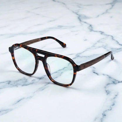 Lentes ópticos Orson Carey sobre mármol blanco elegante armazón premium Bonoboss #editorial_armazon #color_carey
