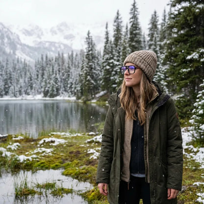 Lentes ópticos Orson Negro modelo con gorro en bosque nevado invernal Bonoboss #editorial_lifestyle1 #color_negro