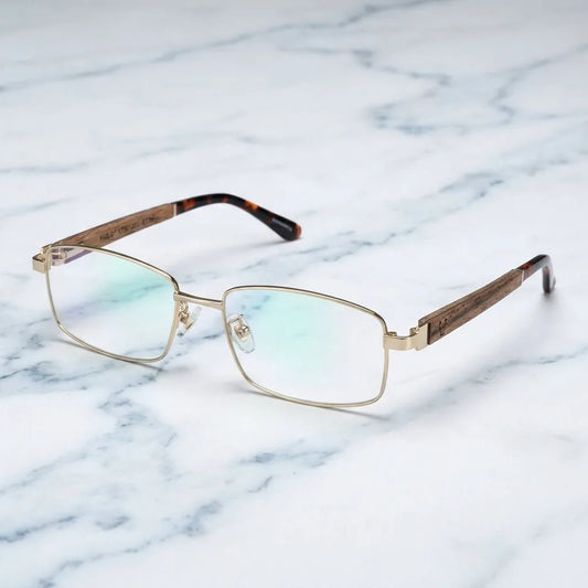 Lentes ópticos Pablo Dorado sobre mármol blanco elegante armazón premium Bonoboss #editorial_armazon #color_dorado