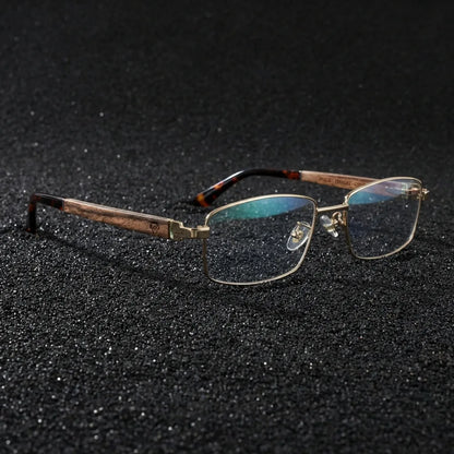 Lentes ópticos Pablo Dorado sobre arena volcánica texturizada diseño sustentable Bonoboss #editorial_sustentabilidad #color_dorado