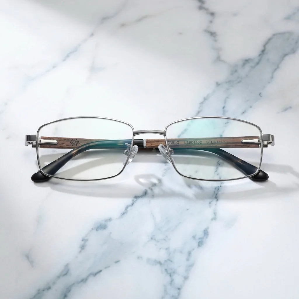 Lentes ópticos Pablo Plateado sobre mármol blanco elegante armazón premium Bonoboss #editorial_armazon #color_plateado