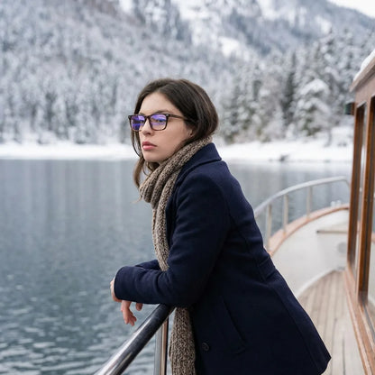 Lentes ópticos Puerto Carey modelo en barco lago con bosque nevado Bonoboss #editorial_lifestyle1 #color_carey
