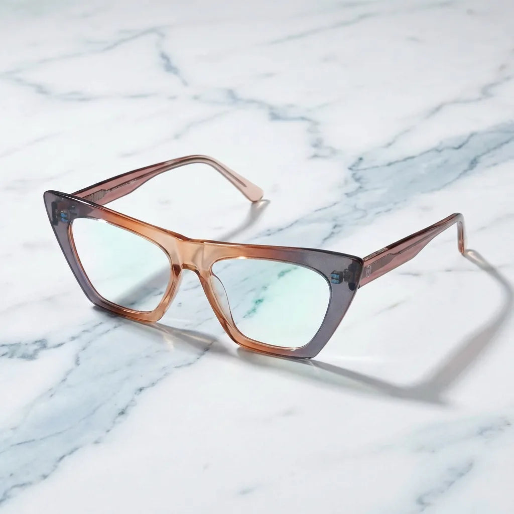 Lentes ópticos Rosario Champagne sobre mármol blanco elegante armazón premium Bonoboss #editorial_armazon #color_champagne