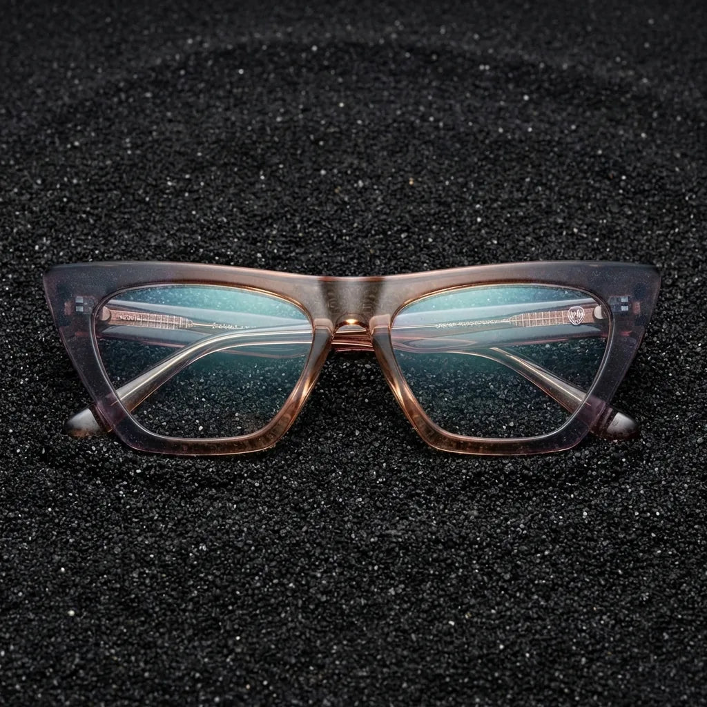Lentes ópticos Rosario Champagne sobre arena volcánica texturizada diseño sustentable Bonoboss #editorial_sustentabilidad #color_champagne