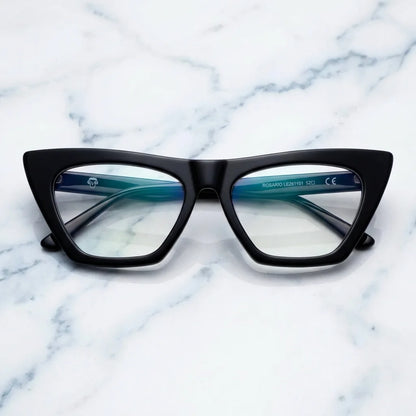 Lentes ópticos Rosario Negro sobre mármol blanco elegante armazón premium Bonoboss #editorial_armazon #color_negro