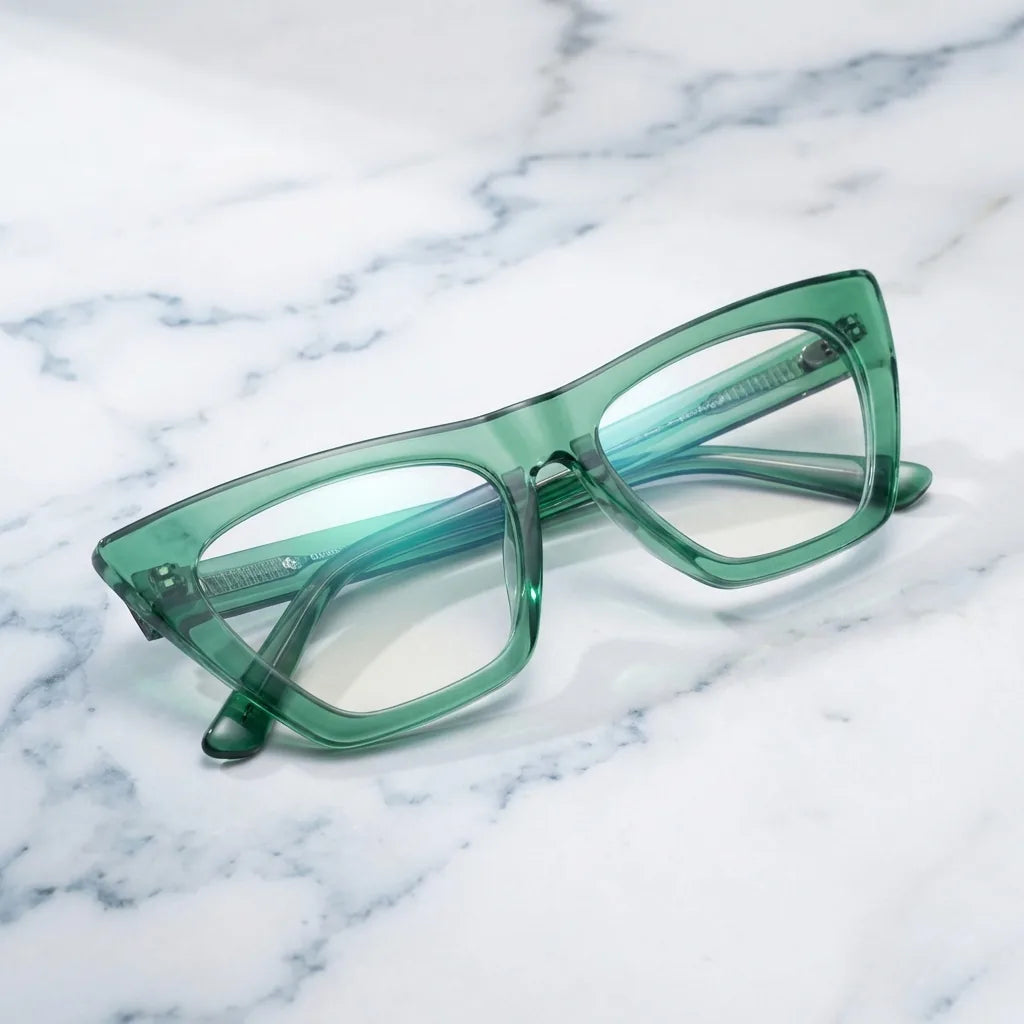 Lentes ópticos Rosario Verde sobre mármol blanco elegante armazón premium Bonoboss #editorial_armazon #color_verde