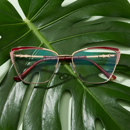 Lentes ópticos Sabrina Rojo entre hojas botánicas naturales diseño sustentable Bonoboss #editorial_sustentabilidad #color_rojo