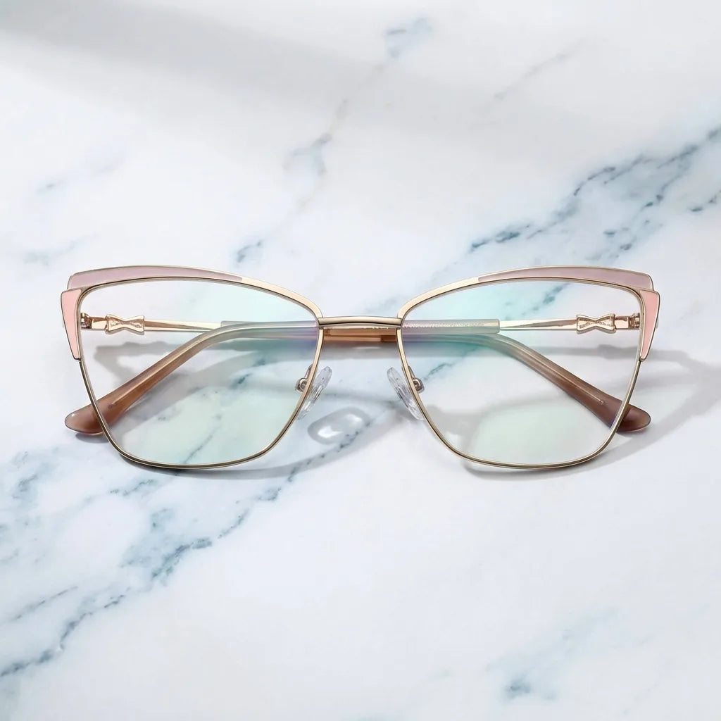 Lentes ópticos Sabrina Rosado sobre mármol blanco elegante armazón premium Bonoboss #editorial_armazon #color_rosado