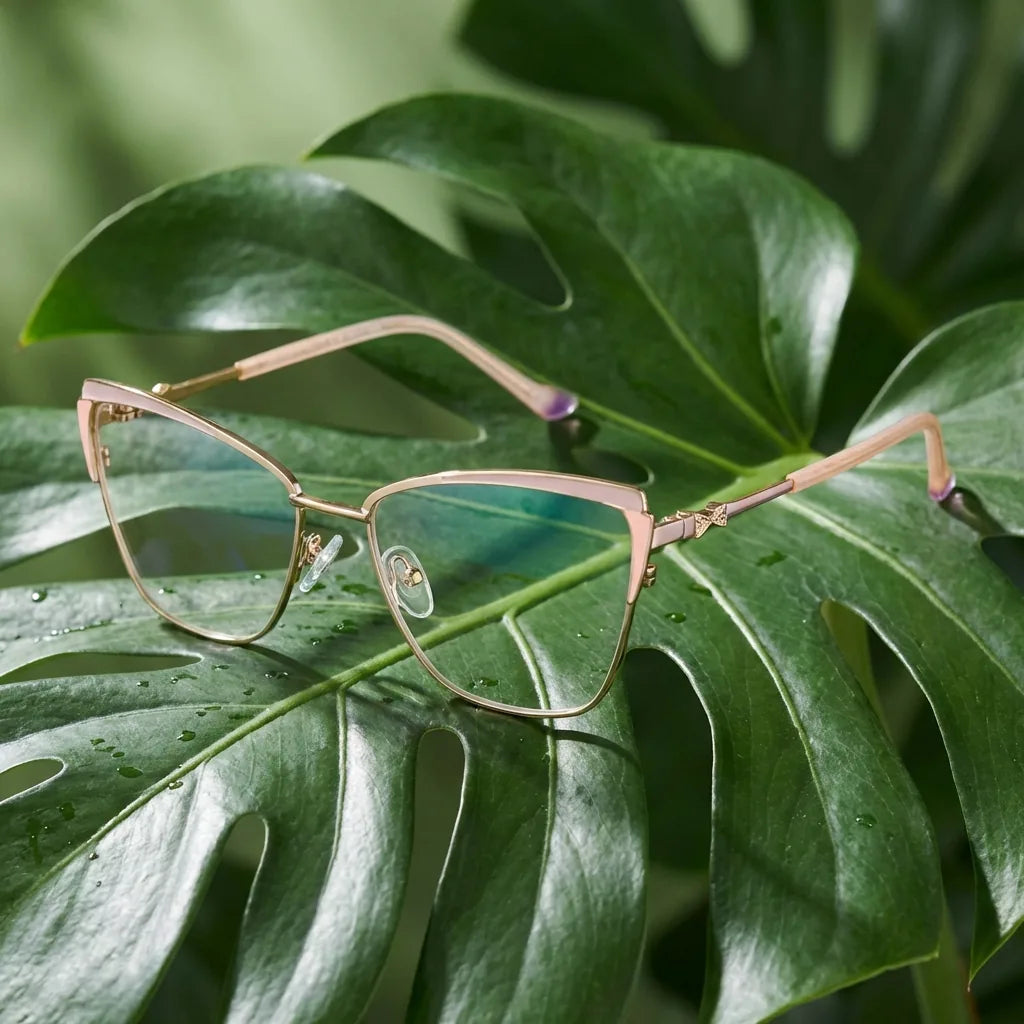 Lentes ópticos Sabrina Rosado entre hojas botánicas naturales diseño sustentable Bonoboss #editorial_sustentabilidad #color_rosado