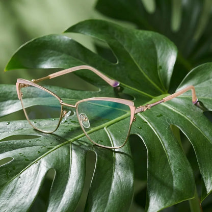 Lentes ópticos Sabrina Rosado entre hojas botánicas naturales diseño sustentable Bonoboss #editorial_sustentabilidad #color_rosado