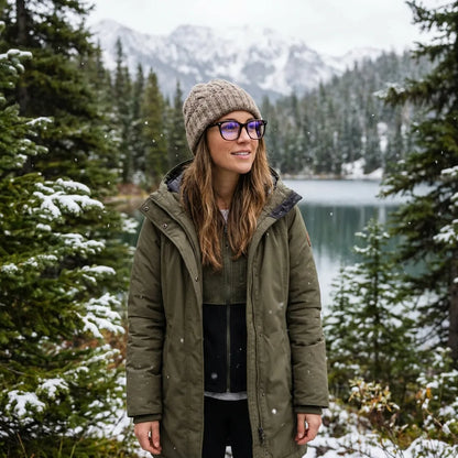 Lentes ópticos Selkie Carey modelo con gorro en bosque nevado invernal Bonoboss #editorial_lifestyle1 #color_carey