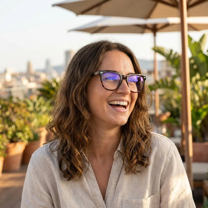Lentes ópticos Selkie Carey mujer en terraza con vista panorámica Bonoboss #editorial_lifestyle2 #color_carey