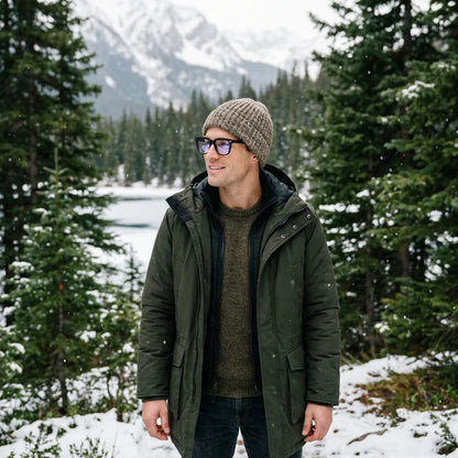 Lentes ópticos Selkie Negro modelo con gorro en bosque nevado invernal Bonoboss #editorial_lifestyle1 #color_negro