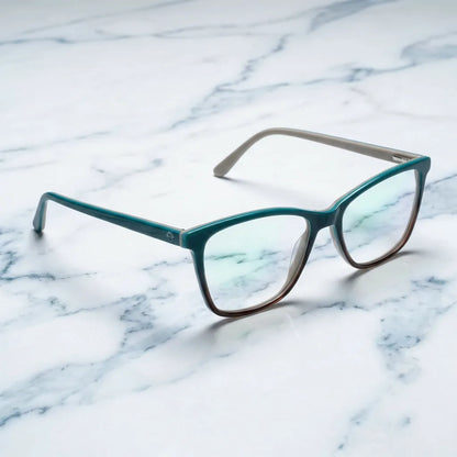 Lentes ópticos Sofia Verde sobre mármol blanco elegante armazón premium Bonoboss #editorial_armazon #color_verde
