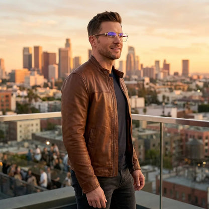 Lentes ópticos Tito Dorado hombre profesional en rooftop urbano atardecer Bonoboss #editorial_lifestyle1 #color_dorado