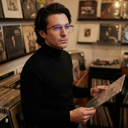 Lentes ópticos Tito Dorado hombre escuchando vinilo estilo creativo Bonoboss #editorial_lifestyle3 #color_dorado
