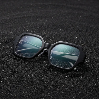 Lentes ópticos Venus Negro sobre arena volcánica texturizada diseño sustentable Bonoboss #editorial_sustentabilidad #color_negro