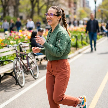 Lentes ópticos Venus Champagne mujer ciclista urbana estilo café Bonoboss #editorial_lifestyle3 #color_champagne
