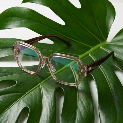 Lentes ópticos Venus Champagne entre hojas botánicas naturales diseño sustentable Bonoboss #editorial_sustentabilidad #color_champagne