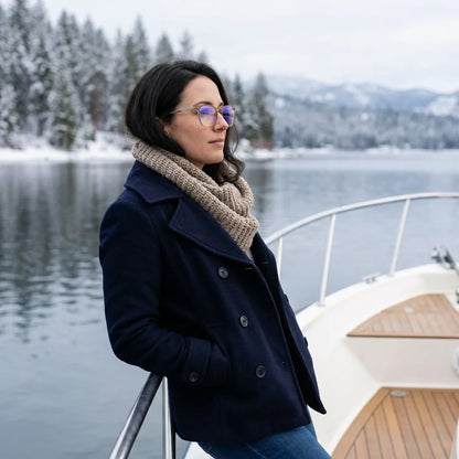 Lentes ópticos Waimea Steel Optic Champagne modelo en barco lago con bosque nevado Bonoboss #editorial_lifestyle2 #color_champagne