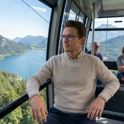 Lentes ópticos Waimea Steel Optic Marble modelo en teleférico con vista a lago Bonoboss #editorial_lifestyle3 #color_marble