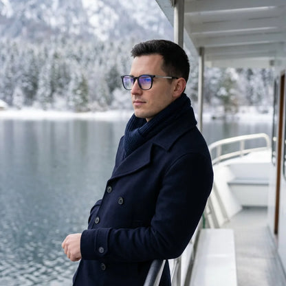 Lentes ópticos Waimea Steel Optic Negro modelo en barco lago con bosque nevado Bonoboss #editorial_lifestyle2 #color_negro