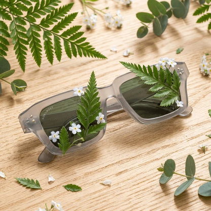 Lentes sol Verona polarizados RPET reciclado del oceano lente G15 verde entre hojas botanicas tropical Bonoboss #editorial_grid2 #color_g15