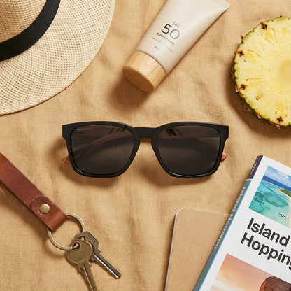 Lentes sol Waimea polarizados UV400 Negro detalle flat lay composición Bonoboss #editorial_detail2 #color_espejado-gris