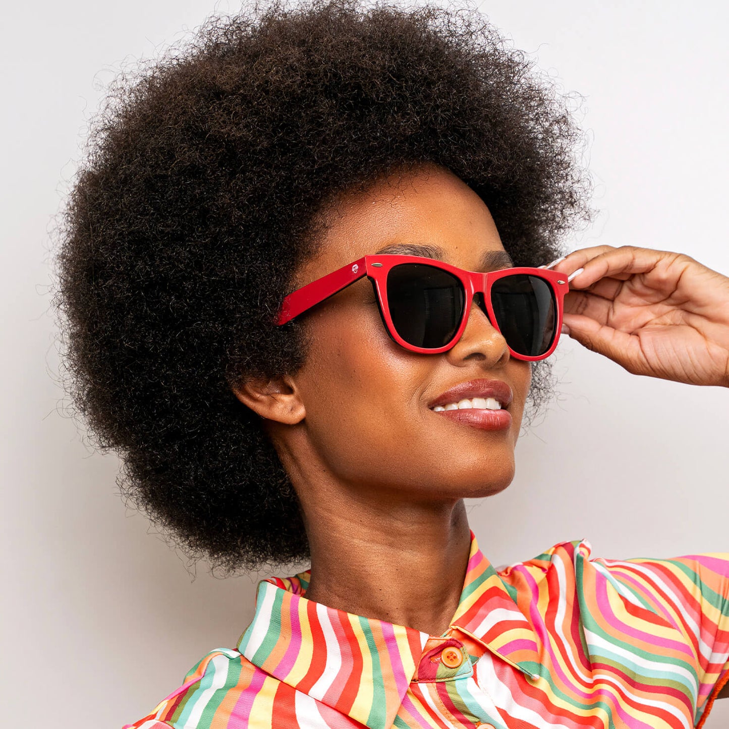 Valencia anteojos de sol rojo intenso de frente con madera natural #color_rojo