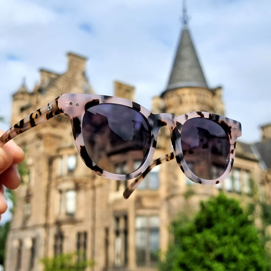 Hombre usando Meli gafas ópticos marble estilo lifestyle #color_marble