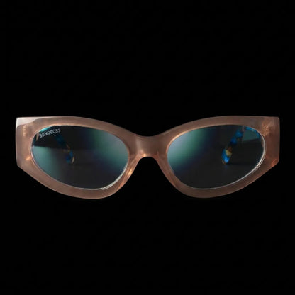 Lentes opticos Milan Peach vista frontal dramatica iluminacion antirreflex receta optica bio-acetato Bonoboss #editorial_frontal-dramatico #color_peach