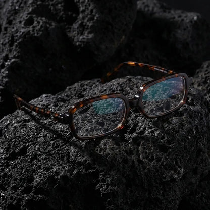 Lentes opticos Navarino Carey sobre arena volcanica superficie texturizada antirreflex receta optica bio-acetato Bonoboss #editorial_volcanica #color_carey