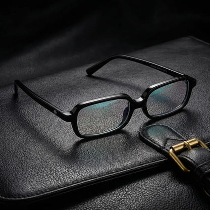 Lentes opticos Navarino Negro sobre cuero negro con detalle brass dorado antirreflex receta optica bio-acetato Bonoboss #editorial_cuero-brass #color_negro