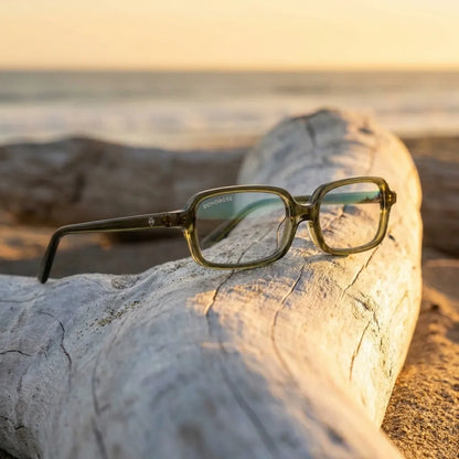 Lentes opticos Navarino Verde sobre driftwood dorado reflejo costero antirreflex receta optica bio-acetato Bonoboss #editorial_driftwood-golden #color_verde