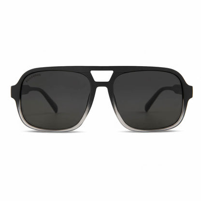 vista frontal anteojos de sol lentes de plastico reciclado y polarizados de color negro de moda para hombre retro #color_black