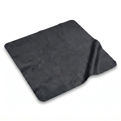 Paño de Microfibra Luxury Bonoboss 30x30 cm — color negro vista tres cuartos sobre fondo blanco, para lentes y joyas #color_negro