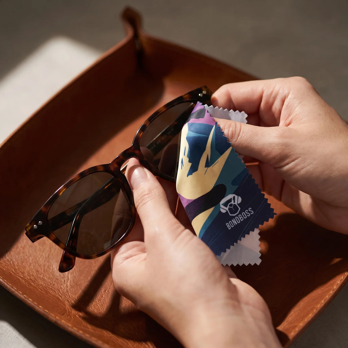Paño de Microfibra Powder Bonoboss 19x19 cm — en uso con lentes, premium diseñado en Chile