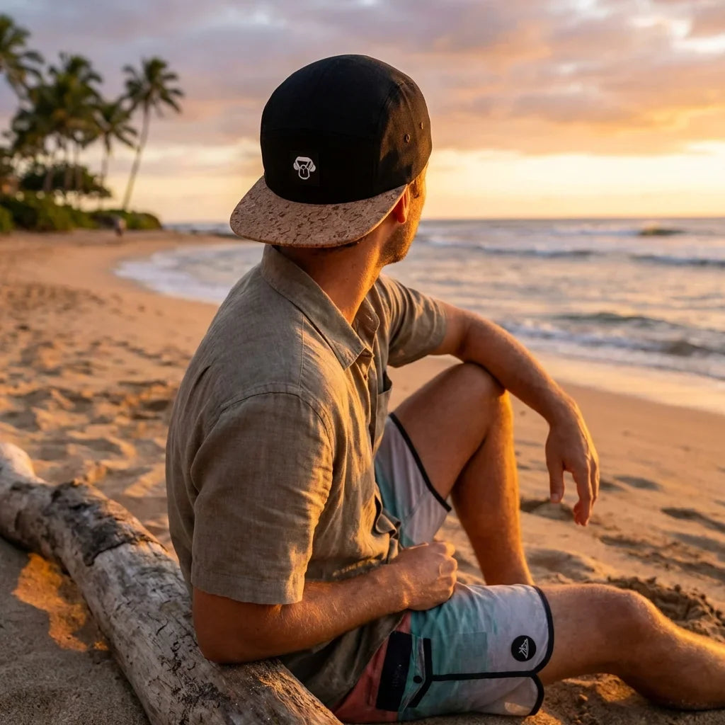 Gorro de corcho ecológico en playa al atardecer Bonoboss