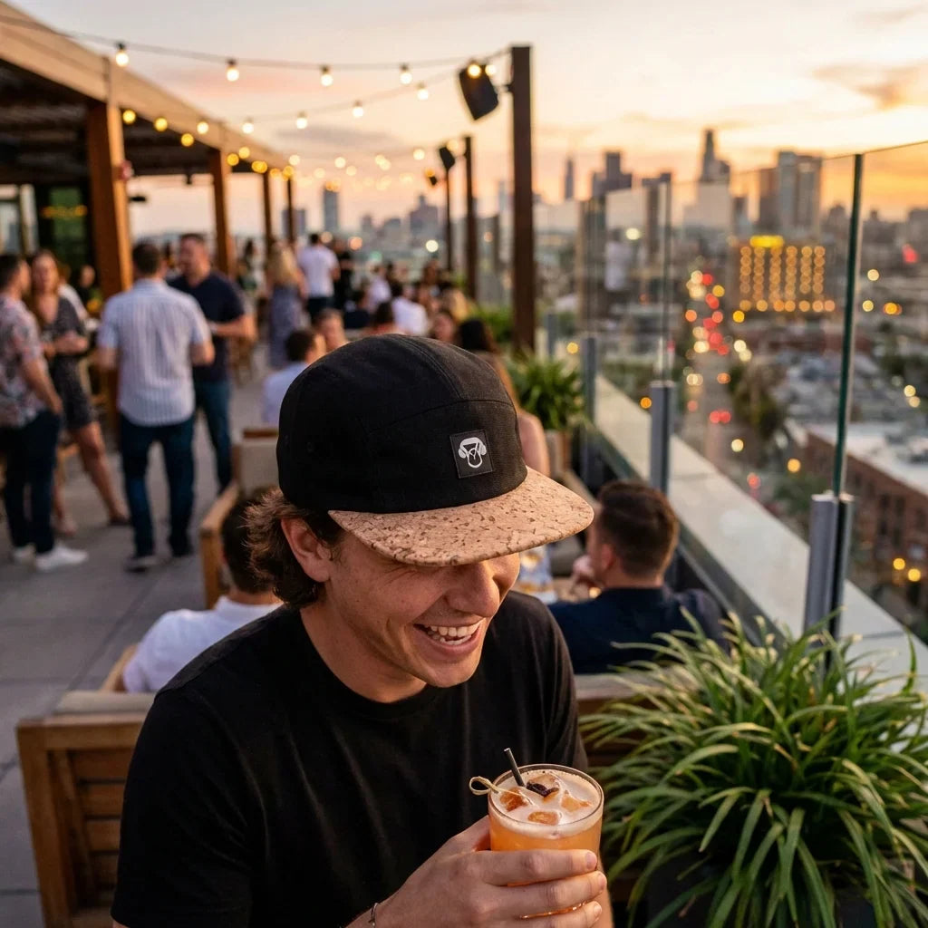 Gorro de corcho ecológico en rooftop bar social Bonoboss