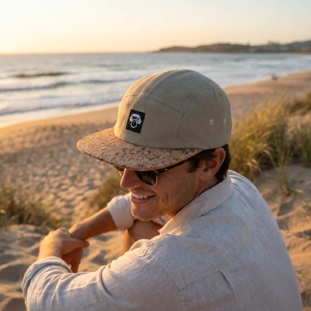 Gorro de corcho ecológico en playa al atardecer Bonoboss