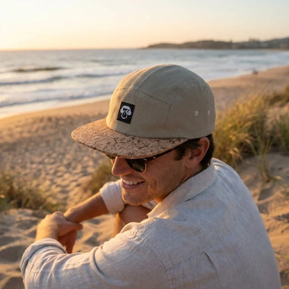 Gorro de corcho ecológico en playa al atardecer Bonoboss