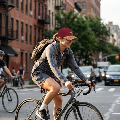 Gorro de corcho ecológico andando en bicicleta urbana Bonoboss