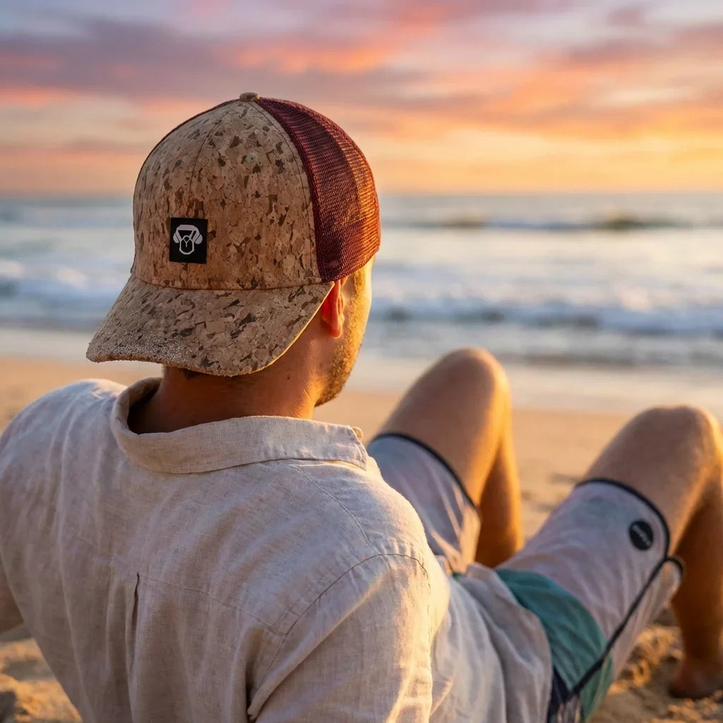 Gorro de corcho ecológico en playa al atardecer Bonoboss