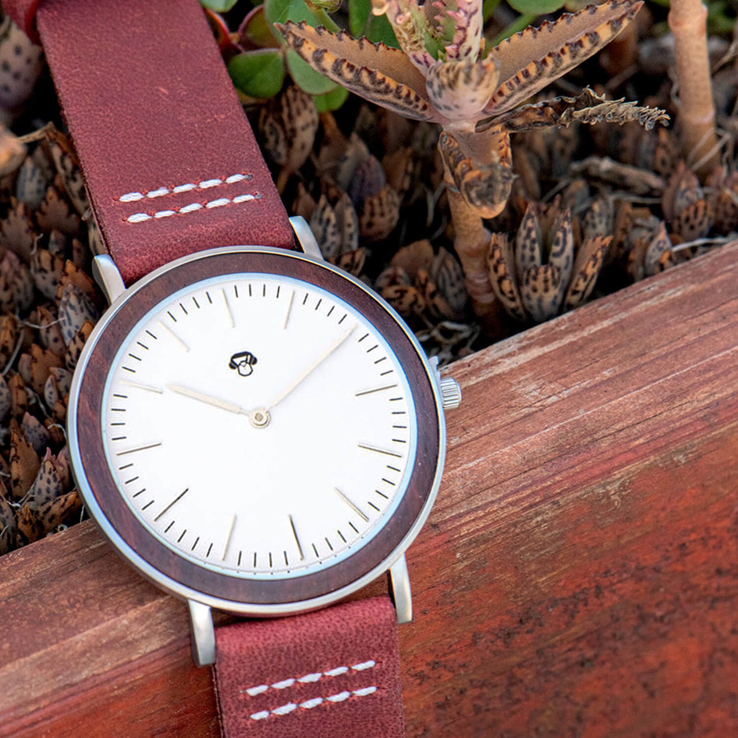 Vista frontal Toki Sándalo Rojo Plata Sport relojes hombre color
