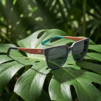 Selkie en lentes polarizados de frente patas de madera #color_selkie-db-rosal