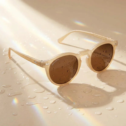Vista frontal del modelo Temuco RPET lentes de sol mujer café patas de madera #color_cafe